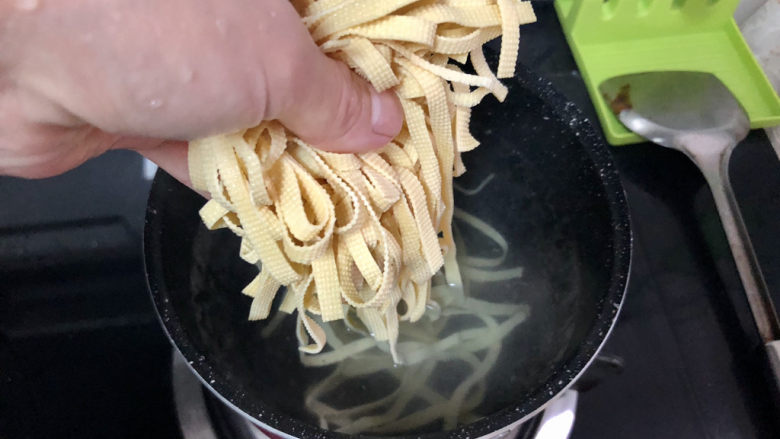 凉拌千张,坐锅烧水,水开下千张