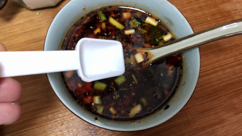 凉拌千张,少许的凉开水,搅拌均匀尝下咸淡,根据个人口味添加少许盐定味。