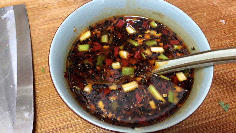 凉拌千张,因为要搅拌的食材比较多,这个调味汁的味道应该比最后成品味道要咸一点。