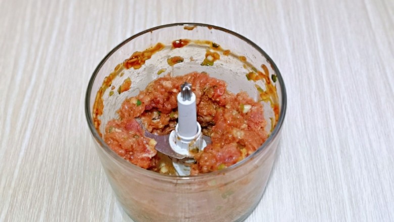 冰花锅贴,启动绞肉机,绞成肉馅,如图。