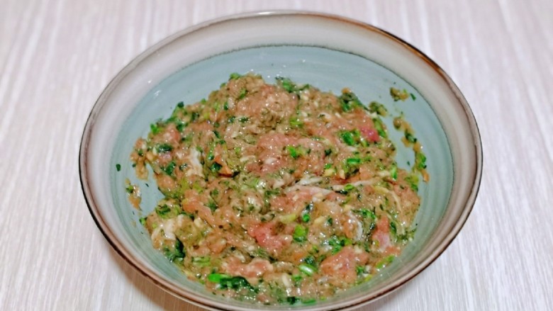 冰花锅贴,再淋上食用油,搅拌均匀,这样饺子馅就做好啦!