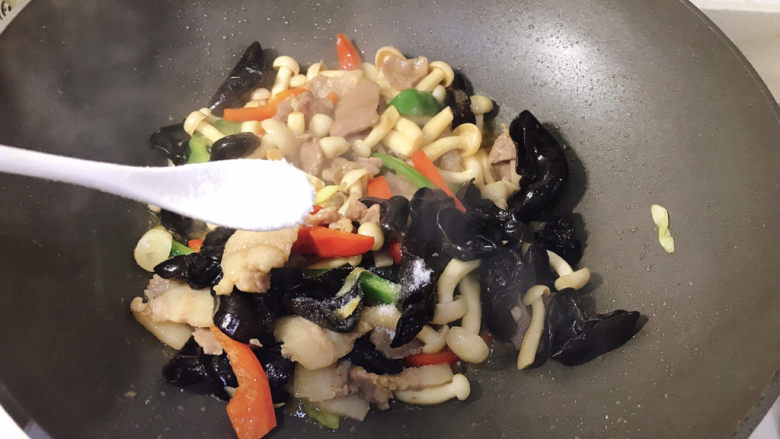 白玉菇炒肉,适量盐,快速翻炒均匀即可