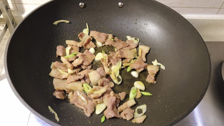 白玉菇炒肉,下腌制好的肉片,快速翻炒,至没有血色