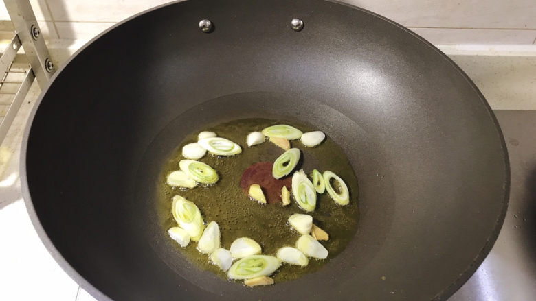 白玉菇炒肉,起锅烧油,下葱姜蒜,炒出香味