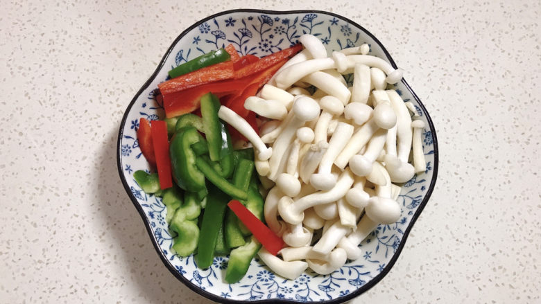 白玉菇炒肉,<a style='color:red;display:inline-block;' href='/shicai/ 268'>白玉菇</a>去根清洗干净,青红椒清洗干净切丝