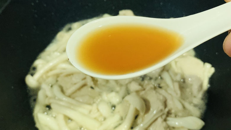 白玉菇炒肉,白玉菇变软，加<a style='color:red;display:inline-block;' href='/shicai/ 718'>料酒</a>