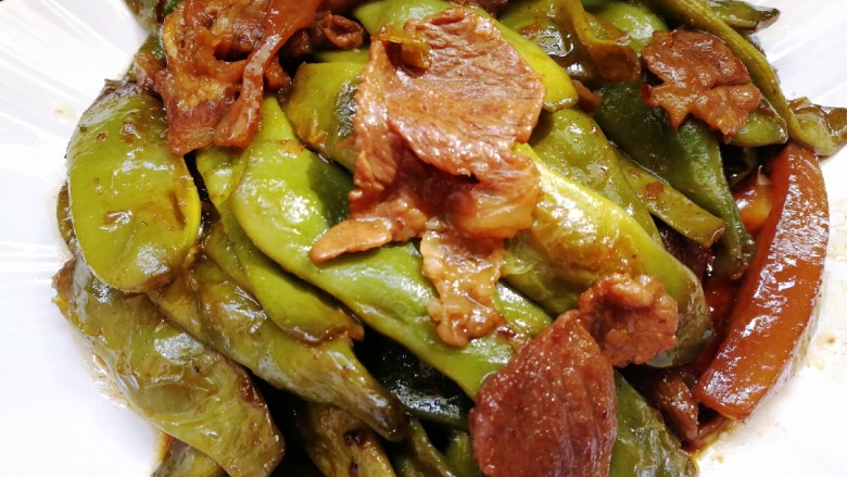 绿油豆炖五花肉,香,绿油豆炖<a style='color:red;display:inline-block;' href='/shicai/ 428'>五花肉</a>,天天吃都不够。