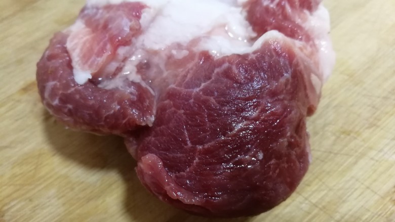 绿油豆炖五花肉,取一块儿五花肉,化软