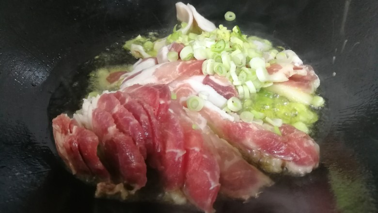 绿油豆炖五花肉,冷油放入肉片,葱花,姜末