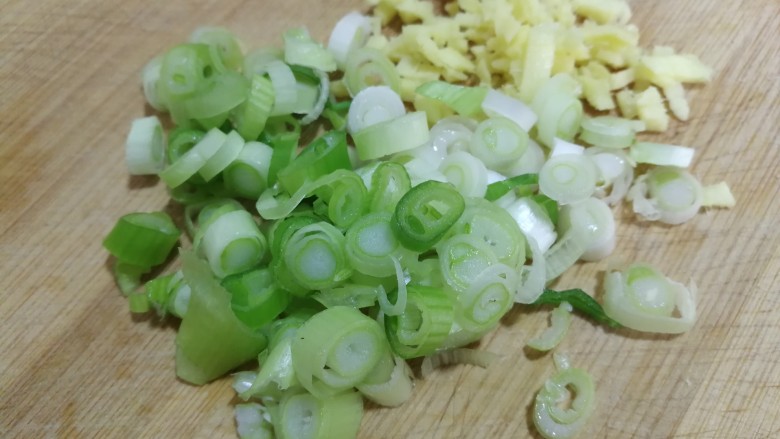 绿油豆炖五花肉,葱,姜切碎。
