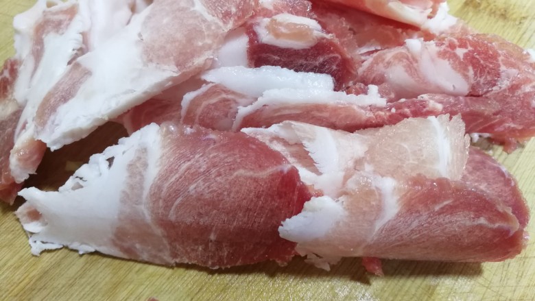 绿油豆炖五花肉,切成薄片,冷冻后更好切