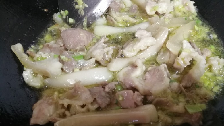 绿油豆炖五花肉,大火慢慢煸炒至肉变色,出香味儿