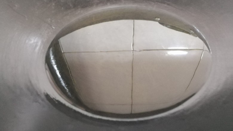 绿油豆炖五花肉,起锅,放多一点的油,我用炸好的熟油入锅。