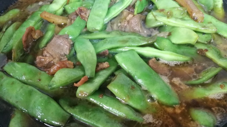 绿油豆炖五花肉,添水,与菜持平