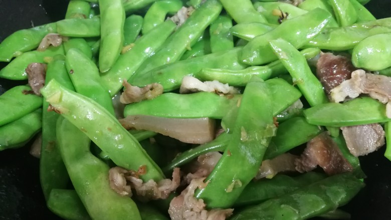 绿油豆炖五花肉,煸炒至绿油豆外观瞅着变熟,绿油豆微微鼓起即可
