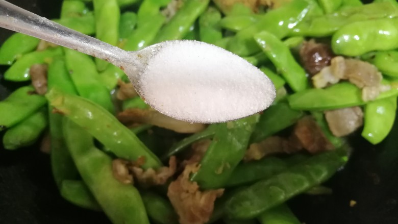 绿油豆炖五花肉,放入1.5小勺盐