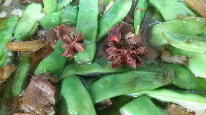 绿油豆炖五花肉,把八角放入,开大火炖至收汤