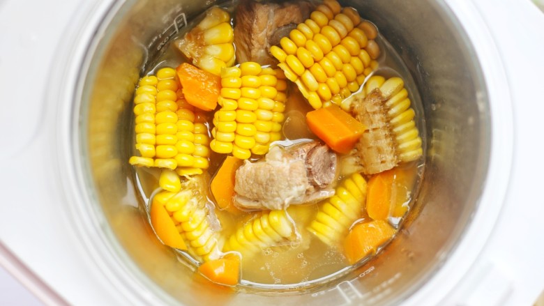 胡萝卜玉米排骨汤 ~,盖上开启蒸肉类模式,食用前下盐撒葱花即可。清甜可口的莲藕排骨汤做好。