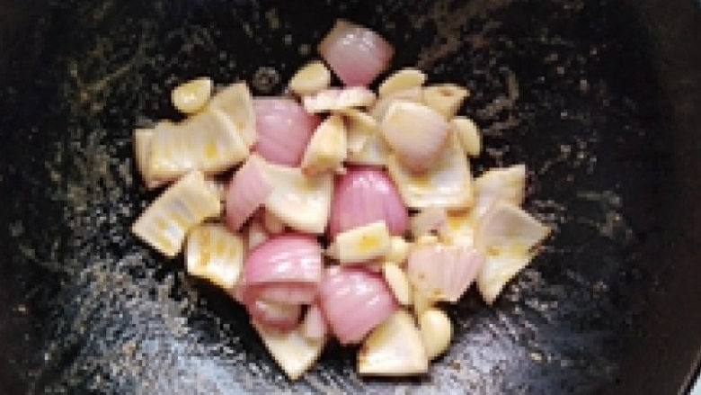 麻辣香锅,再加少许的油下入洋葱,蒜头炒几分钟