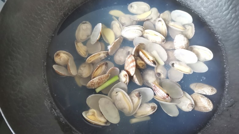 丝瓜花蛤汤,花蛤全部烧张开,除去浮沫