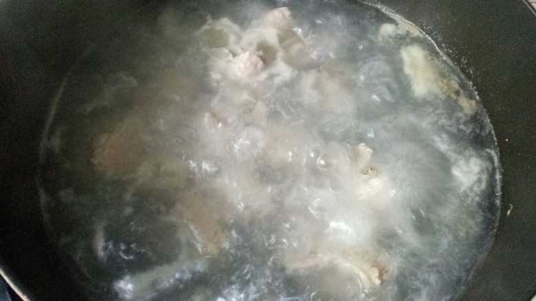 胡萝卜玉米排骨汤,大火煮开,撇去浮沫