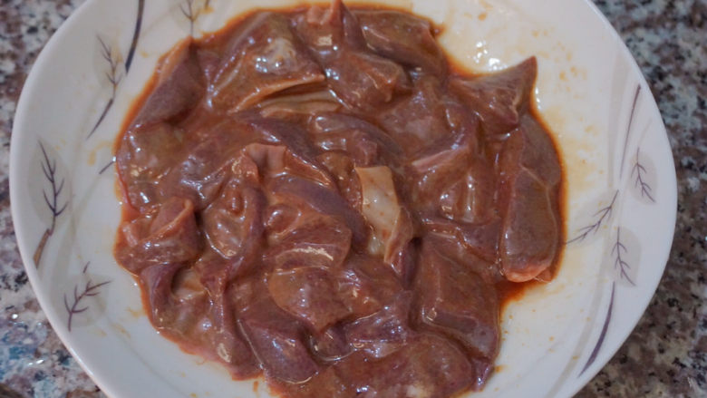 芹菜炒猪肝,搅拌均匀腌制10分钟,这样更入味