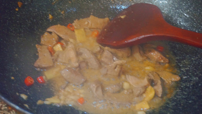 芹菜炒猪肝,加入少许清水熬煮(猪肝煮熟一点也放心