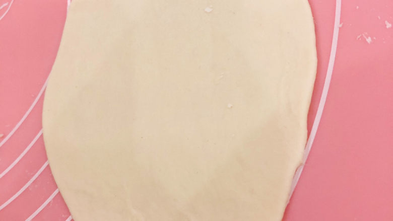 角瓜蔬菜瘦肉卷,将小面剂按扁,然后用擀面杖擀椭圆形的面片
