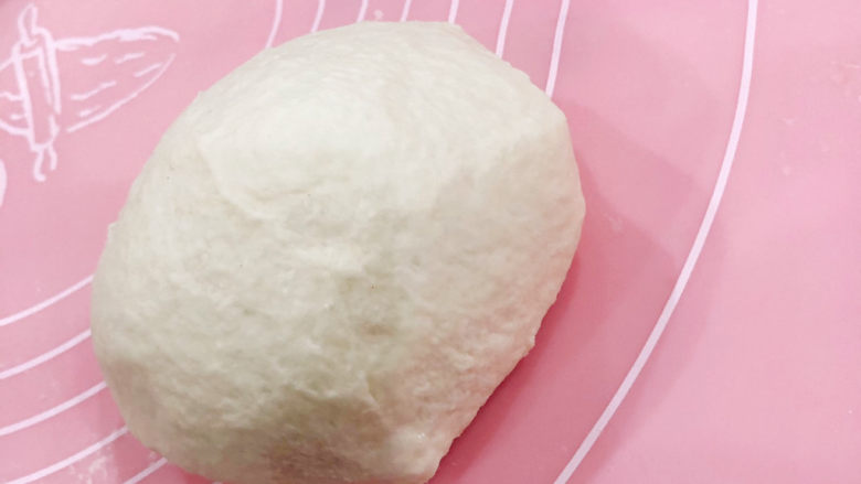 角瓜蔬菜瘦肉卷,接着用手掌心的力量,揉成光滑的面团。
