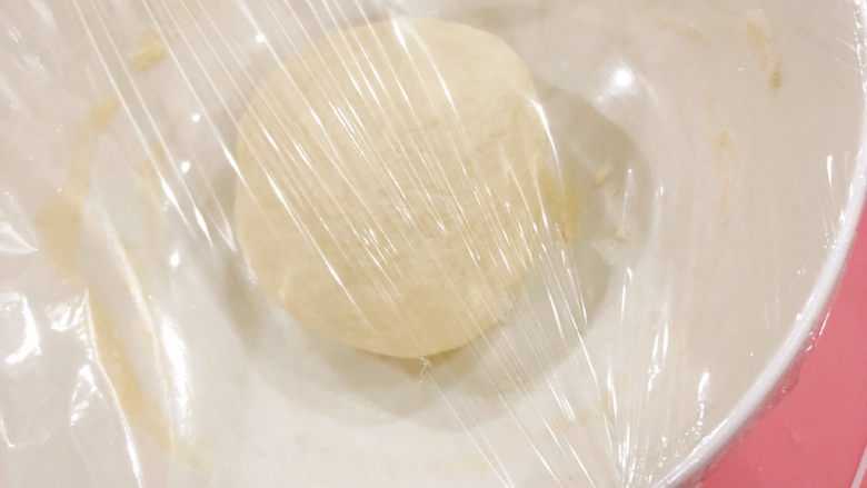 角瓜蔬菜瘦肉卷,盖上保鲜膜,将面团静置15分钟左右,松弛一下。
醒发的过程中一定要盖上保鲜膜,以免面团暴露在空气中会变干、开裂。