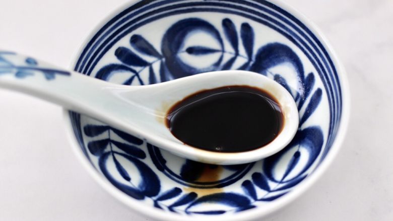 双椒孜然炒肉,现在来做调料汁,取一个碗加入一勺生抽。