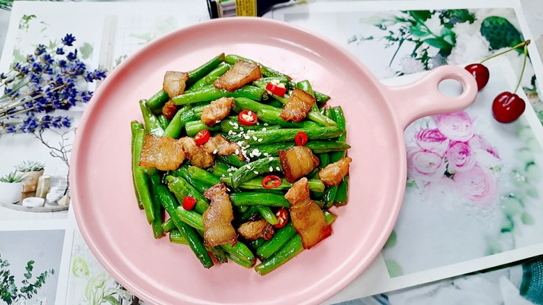 四季豆炒肉,拍上成品图,一道美味又下饭的四季豆炒肉就完成了。