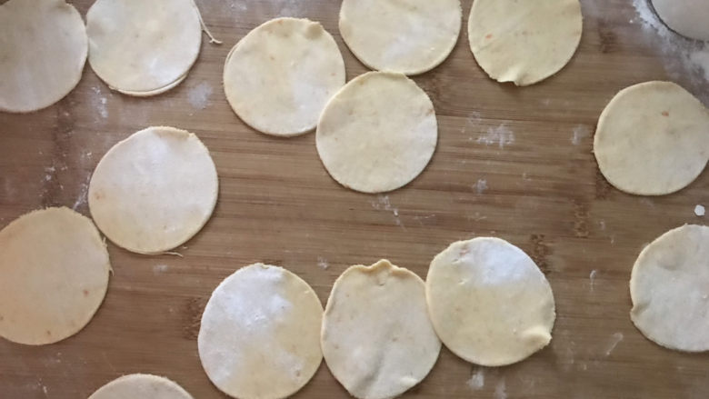 鲅鱼水饺,把边缘多余的面皮扯出来,再重新擀
