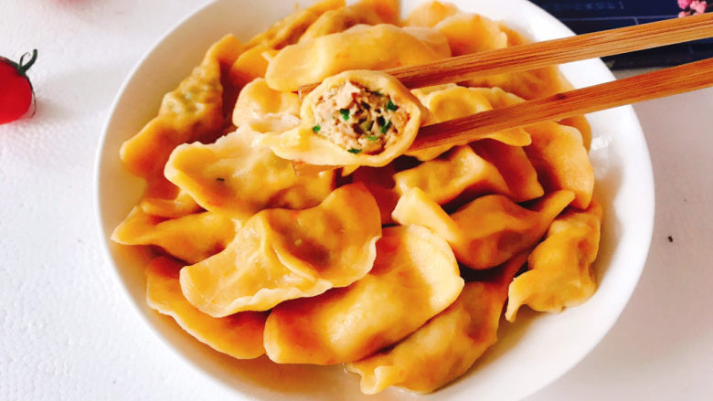 鲅鱼水饺,味道鲜美,胡萝卜面皮饺子又增添了色彩和营养