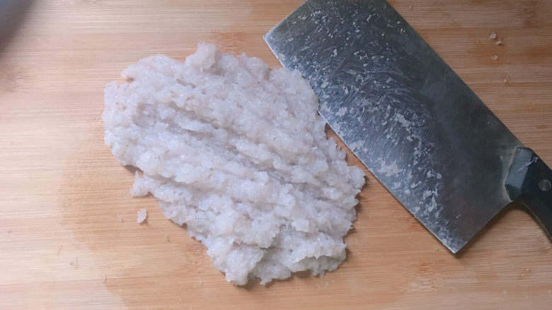鲅鱼水饺,再洗干净,然后用勺子刮下鱼肉,剁成肉泥