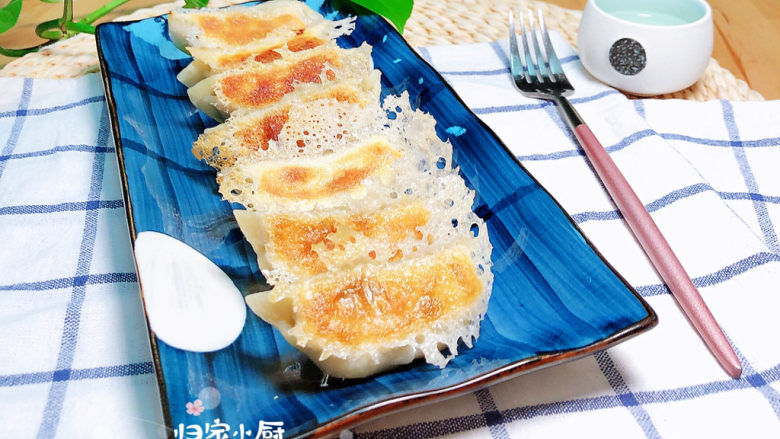 冰花锅贴,诱人又有趣,吃起来吧!