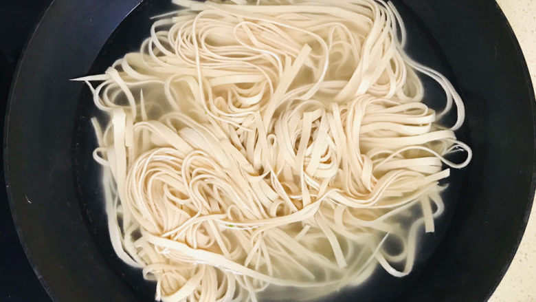 凉拌千张,加冷水浸泡烧开,焯一下水