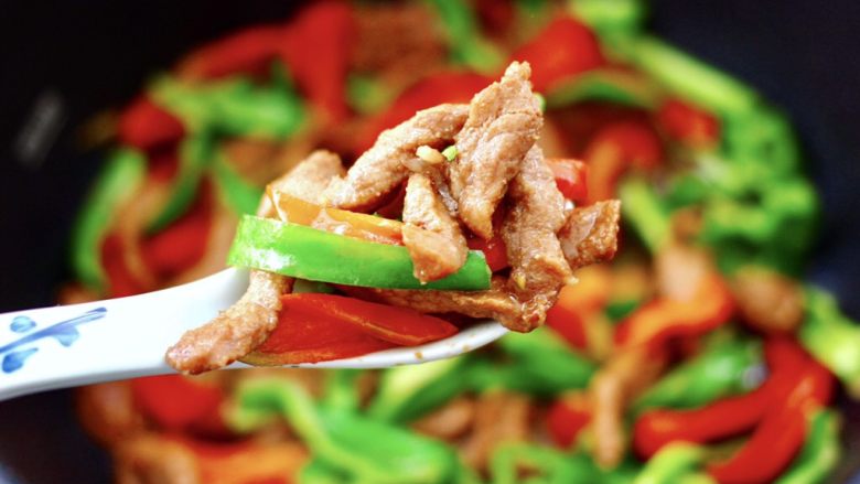 双椒孜然炒肉,香味扑鼻的孜然双椒爆肉丝就出锅咯,好吃到爆,下饭又下酒哟。