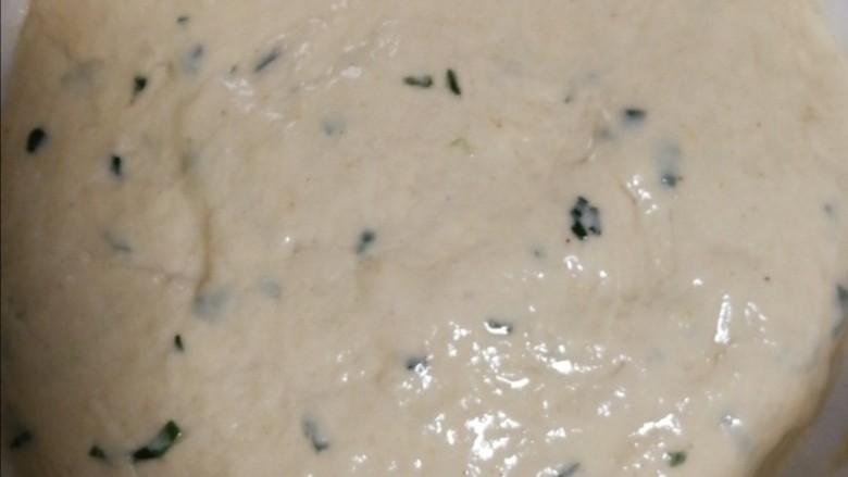 炸油饼,面团揉到这个程度,上面抹一层玉米油,盖上保鲜膜,发酵四十分钟