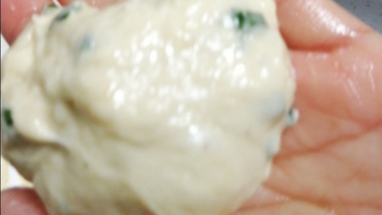 炸油饼,小碗倒油,手抓面团前先抹油,案板上也抹多一点的油,用手揪一小团面放在案板上,用手压扁,喜欢薄脆就压薄一点