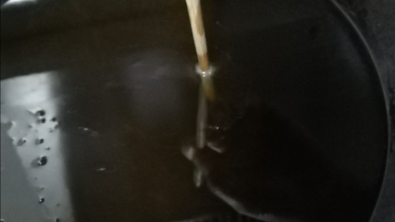炸油饼,起锅热油,中小烧,用一支筷子插在油中,如果筷子旁边有泡泡,就可以下油饼了