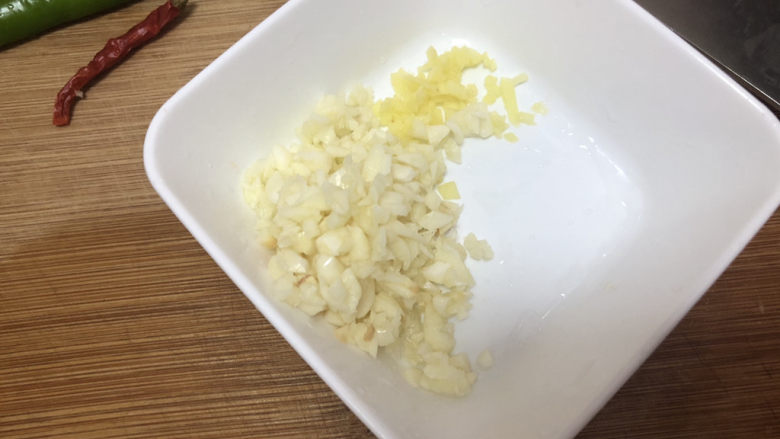 腐乳空心菜,蒜切蒜蓉,姜切姜末