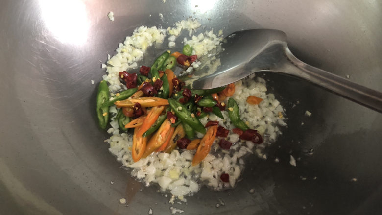 腐乳空心菜,加入线椒干辣椒,煸炒一分钟