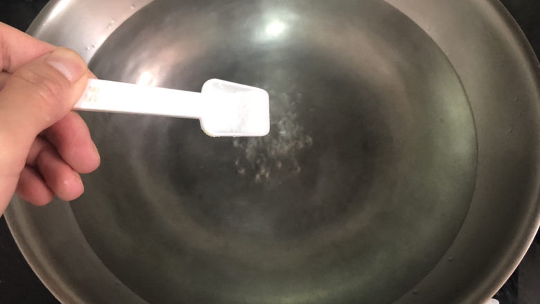 腐乳空心菜,坐锅烧水,水开放少许食盐