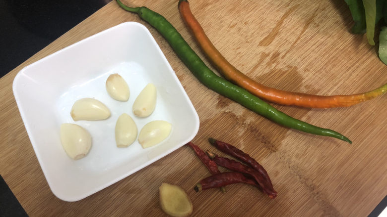 腐乳空心菜,线椒清洗,蒜剥皮,姜干辣椒洗净