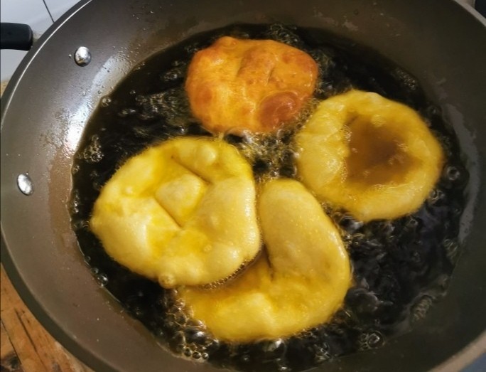 炸油饼,依次挨个放入锅中,中小火慢炸