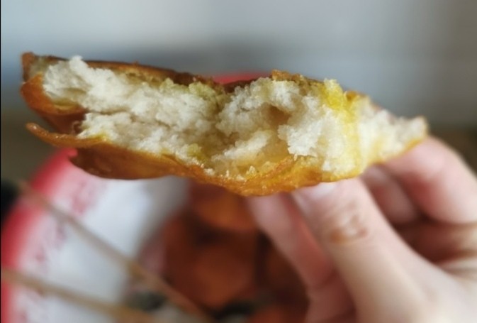 炸油饼,掰开后中间没有发粘的面,油饼就炸好了,松松软软的,非常好吃!