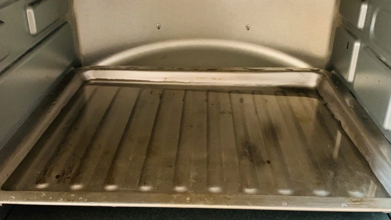 古早味蛋糕🍰,烤箱150℃预热10分钟,烤盘放入2/3水放在底层。