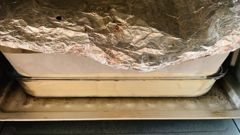 古早味蛋糕🍰,放入烤箱底层,直接盖上锡纸。