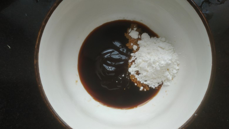芹菜炒猪肝,小碗中放入一勺生抽,一勺料酒,一勺蚝油,一勺淀粉
